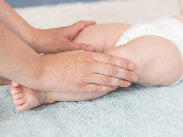 Nắn chân không chỉ khiến trẻ thích thú mà còn phòng tránh được tình trạng chân vòng kiềng