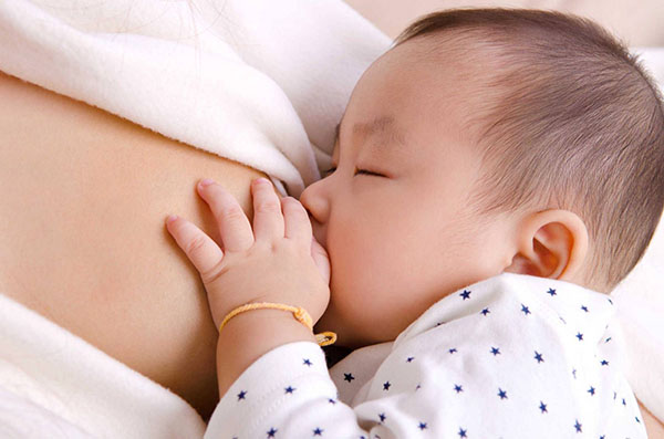 Để trẻ hạn chế còi xương, 6 tháng đầu mẹ nên cho bé bú hoàn toàn bằng sữa mẹ
